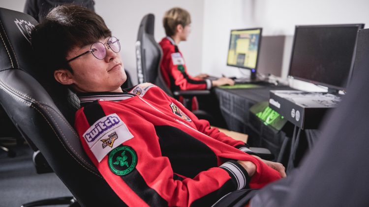 Corea reacciona a la eliminación de SKT: Faker debería ser jungla