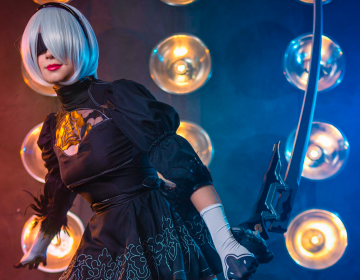Celebra la Navidad con el cosplay de 2B de Sneaky