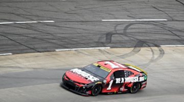 Piloto de NASCAR usó un truco de videojuego y avanzó a la final