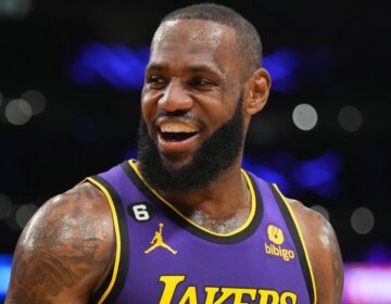 LeBron James interesado en el stream mientras Kick y Twich se pelean por él